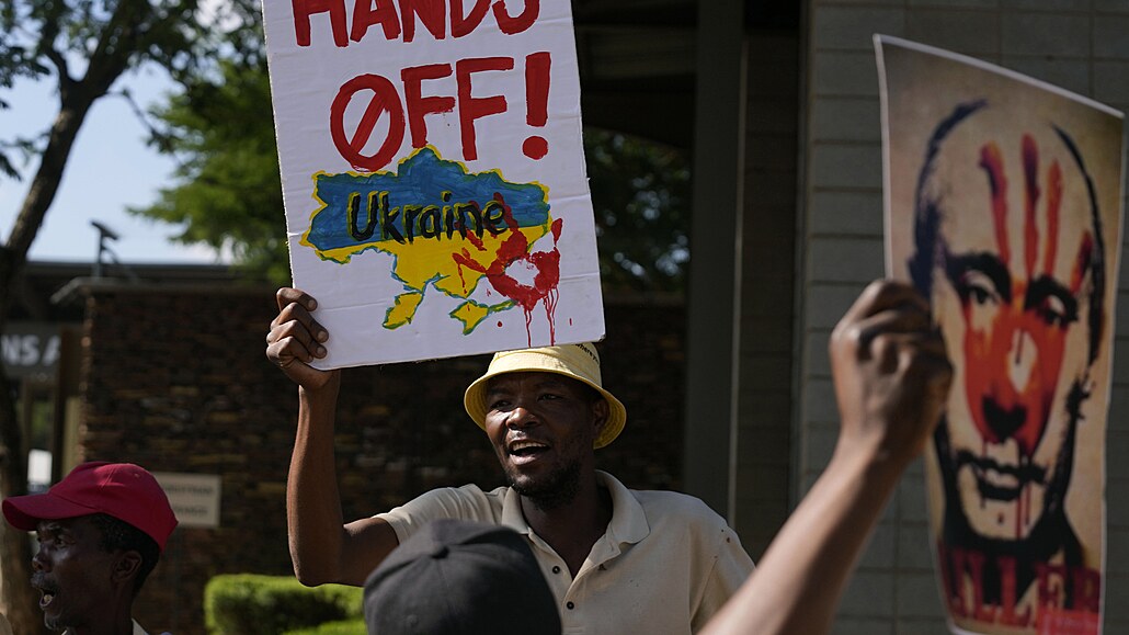 Proti ruské agresi na Ukrajině se protestovalo v pondělí v jihoafrické...