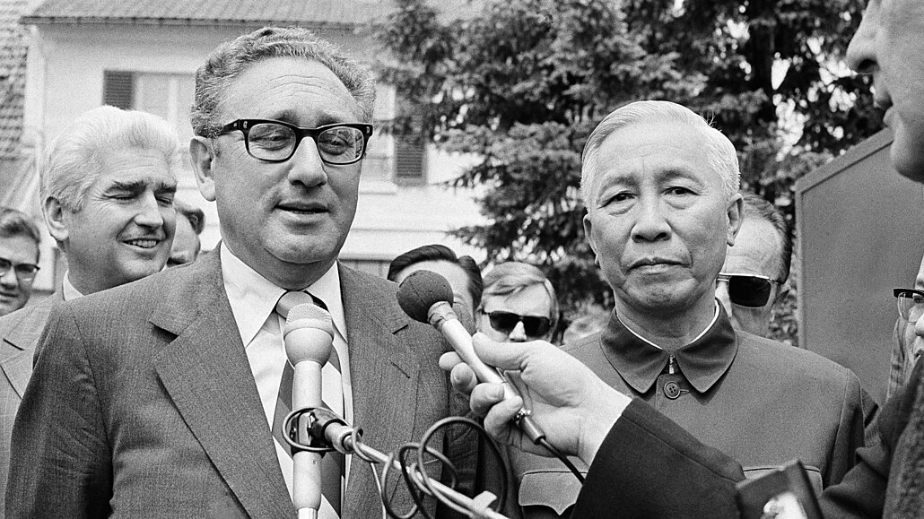 Henry Kissinger a Le Duc Tho, dva hlavní vyjednavači Pařížských dohod, které v...