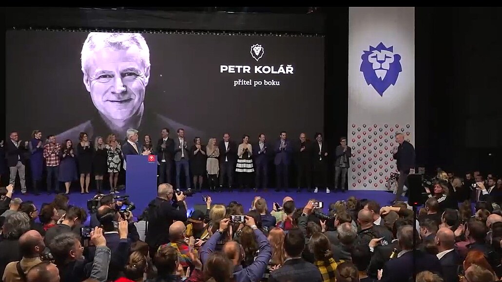 Příchod Petra Koláře na podium.