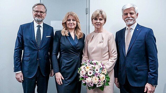 Zleva: esk premir Petr Fiala, slovensk prezidentka Zuzana aputov, prvn dma R Eva Pavlov a nov prezident R Petr Pavel.