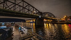 Krásný, i když rezavý. Večerní pohled na železniční most přes Vltavu spojující... | na serveru Lidovky.cz | aktuální zprávy