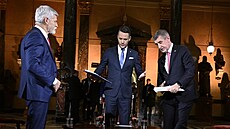 Prezidentská debata �T: vlevo Petr Pavel, uprost�ed moderátor, vpravo Andrej...