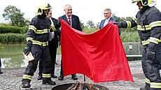 Miloš Zeman zapálil a nechal spálit červené trenýrky.