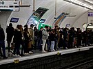 Pasažéři v pařížské stanici Saint-Lazare čekají, jestli přijede metro