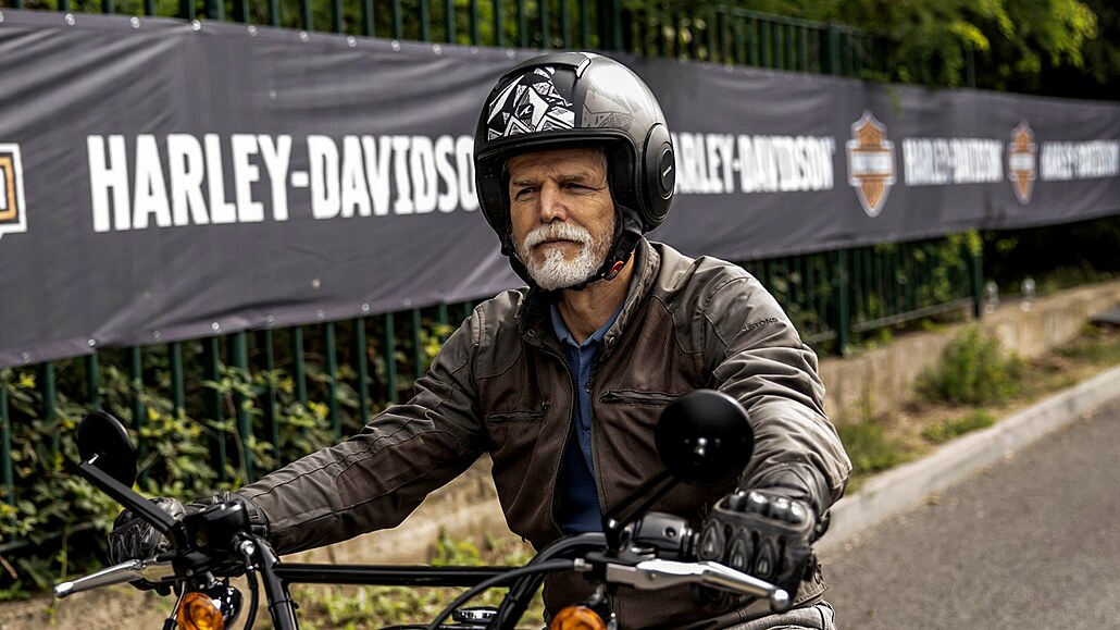 Petr Pavel na vyjíce na motorce Prahou.