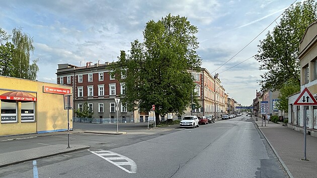 Na ulici zle. To, jak vypadaj chodnky nebo vozovka, ovlivuje, jak se ve mst ctme: jak rdi v nm chodme, jak rychle jezdme a jak rdi kde trvme as. Nvrh pro Tn by mohl zsadn zmnit to, jak se lid ct prv v tomto mst. Chodci dostanou vce msta, auta se prostorov uskromn, pesto prjezdnost neklesne a parkovacch mst neubude.