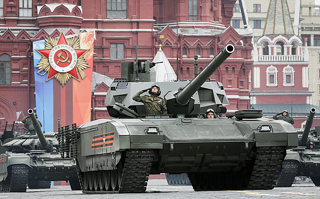 Rusové mají v záloze své supertanky. „Noví západní obrněnci proto nebudou hrát ve vývoji války roli,“ věří si