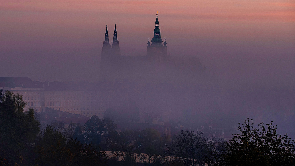 Vystoupí Praský hrad z mlhy?