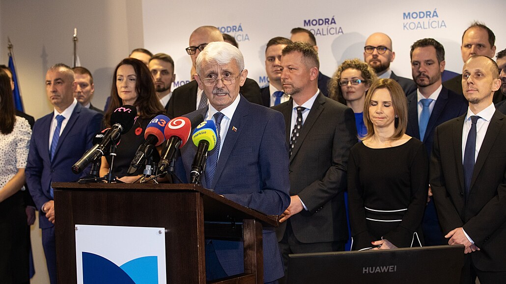 Mikuláš Dzurinda mluví na tiskové konferenci Modré koalice.
