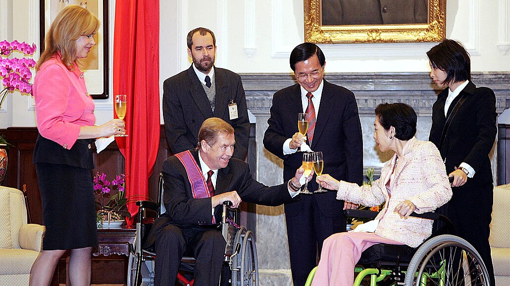Exprezident Václav Havel a jeho manelka Dagmar (vlevo) si pipíjejí v...