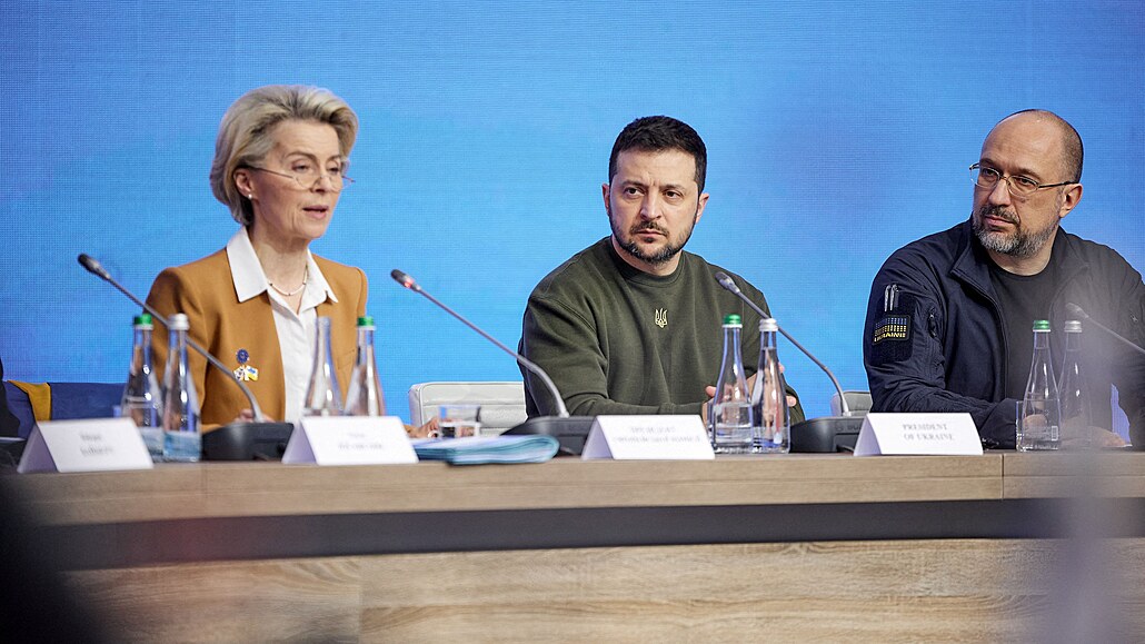 Ukrajinský prezident Volodymyr Zelenskyj (uprostřed), napravo od něj premiér...