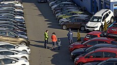 V zim se v esku prodává mén ojetých aut ne v ostatních msících roku. Nákup...