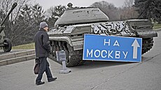 Na Moskvu. Snímek (z konce ledna 2023) transparentu na historické tanku, který...