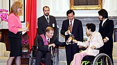 Exprezident Václav Havel a jeho manželka Dagmar (vlevo) si připíjejí v... | na serveru Lidovky.cz | aktuální zprávy