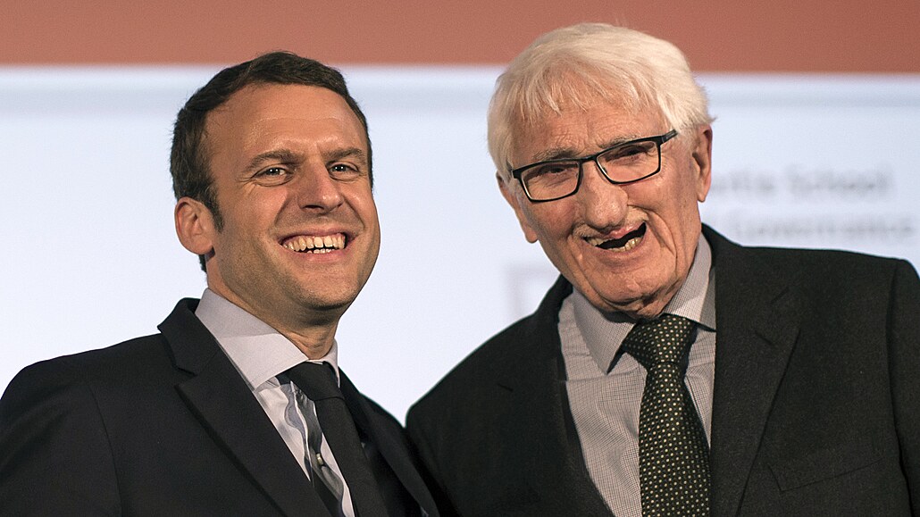 Francouzský prezident Emmanuel Macron a německý filozof Jürgen Habermas na...