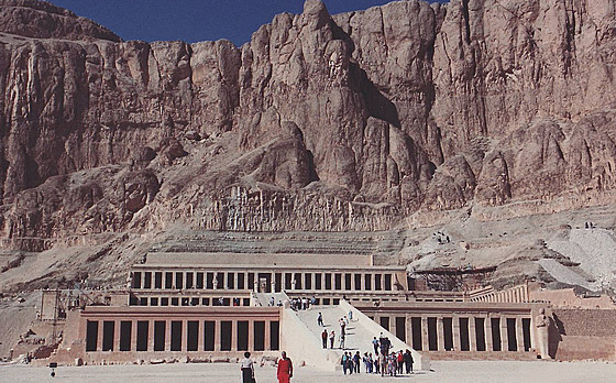 Deser-Deseru neboli Nejposvátnjí z posvátných je egyptský chrám, který...