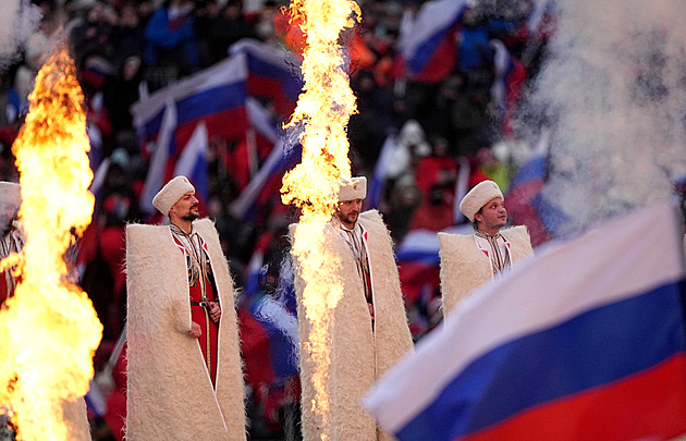 V Putinově fanouškovském kotli: mrazivé oslavy prvního roku války proti Ukrajině. S prapory a povinnou účastí
