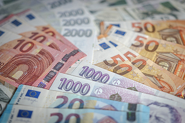 Firmy utíkají k půjčkám v eurech. Úroky jsou proti korunám třetinové, má to ale svá rizika