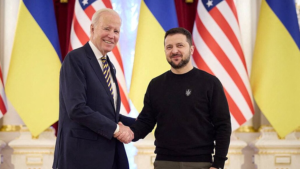 Joe Biden a Volodymyr Zelenskyj pi setkání 20. února 2023 v Kyjev.