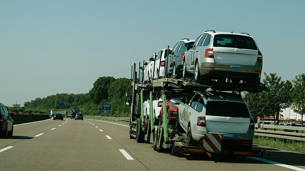 Zaparkované auta koda Auto pipravené pro export v centrále Volkswagenu.