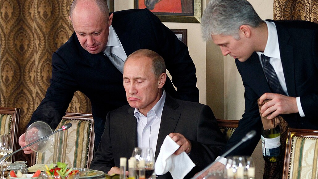 Vladimir Putin a jeho éfkucha Jevgenij Prigoin (vlevo)