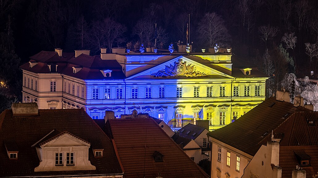 Nmecké velvyslanectví v Praze osvtlené v barvách ukrajinské vlajky.