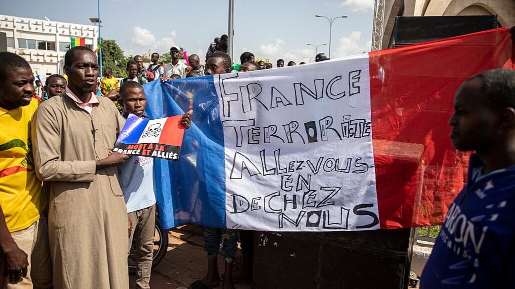 Demonstrující v Mali proti francouzskému vlivu.