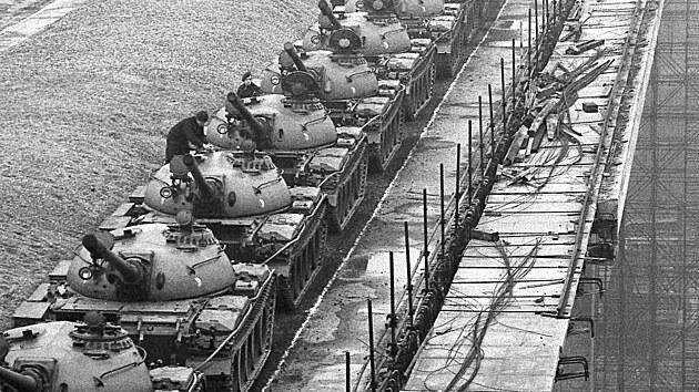 Zatěžkávací zkoušky Nuselského mostu byly provedeny pomocí tanků.