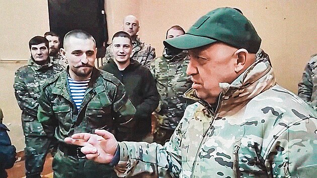 Z vězení do zákopů. Kdo z odsouzených vězňů vydrží v uniformě Prigožinovy armády bojovatšest měsíců, získá svobodu. Prigožinova pozice v Rusku nebezpečně sílí.