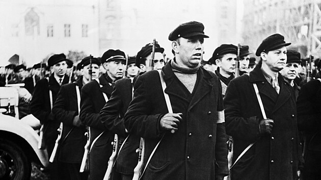 Triumf moci. Ozbrojení civilisté z ad dlník pochodují v únoru 1948