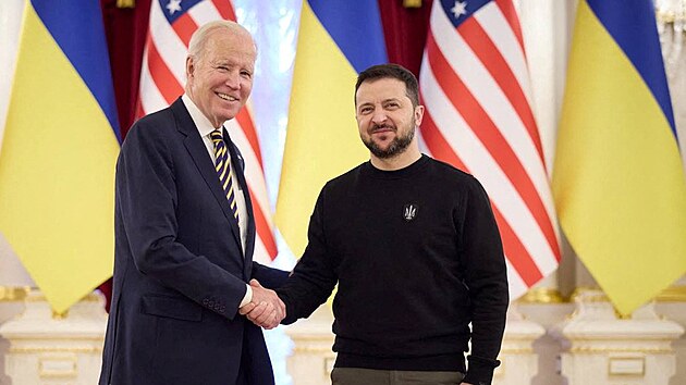 Joe Biden a Volodymyr Zelenskyj pi setkání 20. února 2023 v Kyjev.