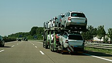 Zaparkované auta Škoda Auto připravené pro export v centrále Volkswagenu.