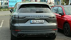 Porsche Cayenne s ukrajinskou znakou zaparkovaný v Praze.