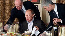 Vladimir Putin a jeho éfkucha Jevgenij Prigoin (vlevo)
