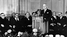 Americký prezident Harry S. Truman při projevu během podepisování...
