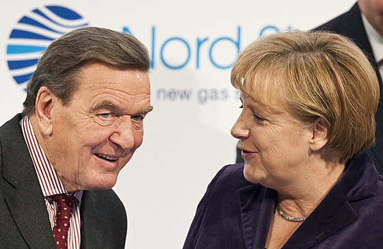 Gerhard Schröder a Angela Merkelová p�i spu�t�ní Nord Streamu v roce 2011.