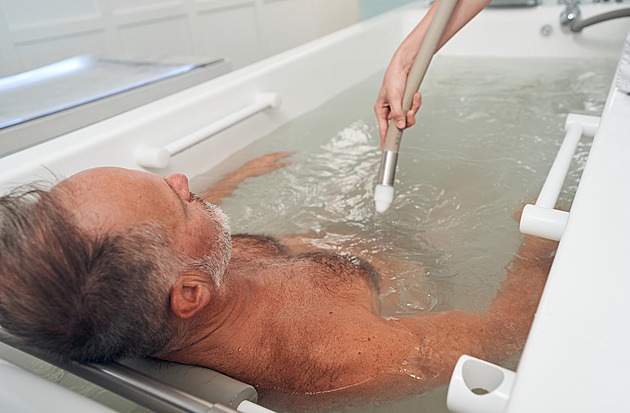 Vodoléčba je všelék. Odborník vysvětluje, jak koupele pomáhají psychice