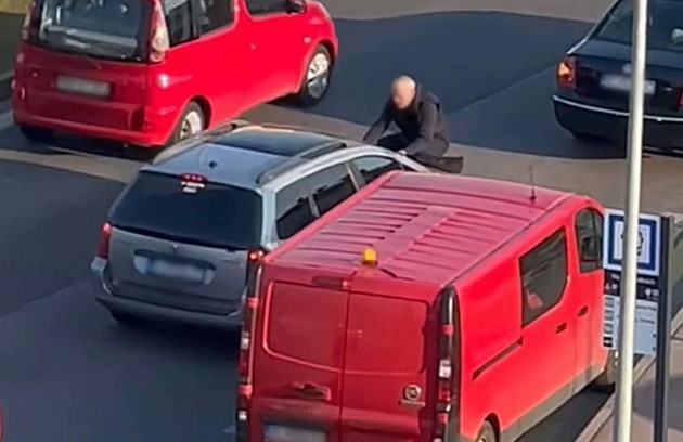 Zuřivec vlezl partnerce na auto, odvezla ho na kapotě. Video obletělo Slovensko