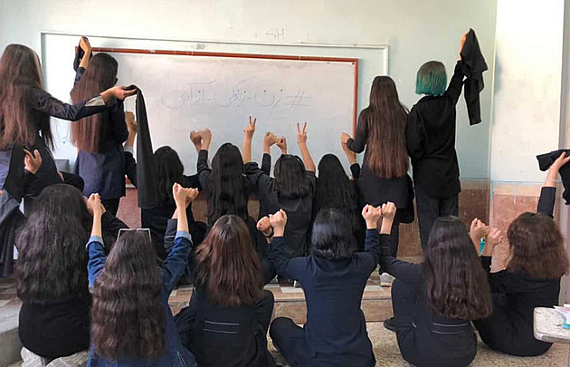 Írán pobouřily útoky na školačky. Kdo se snaží otrávit mladé dívky? Odpovědi hledal expert na Blízký východ