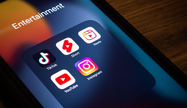 Šmíráci a závisláci. Proč úřady zakazují čínský TikTok a západní kanály nevadí?