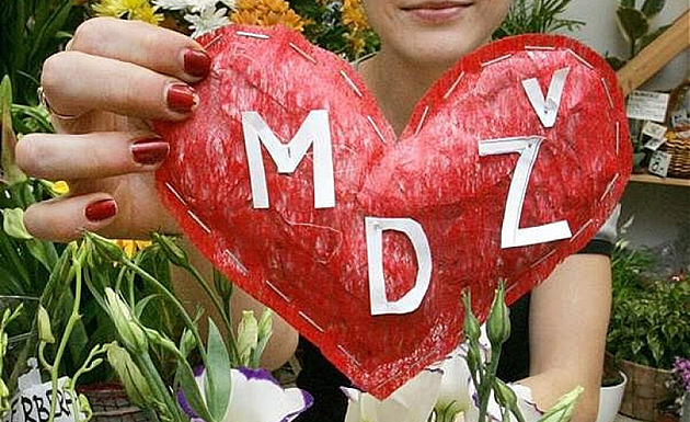 Je MDŽ levicový? Některé nálepky mají až překvapivou výdrž