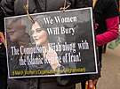 Protesty na podporu íránský en se konají doslova po celém svt (Londýn).