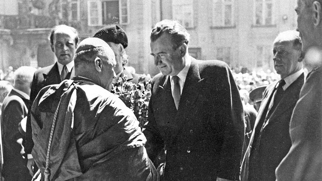 Klement Gottwald s praským arcibiskupem Josefem Beranem na snímku z roku 1948.