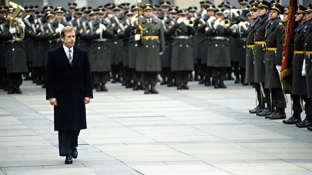 Václav Havel na pehlídce Hradní stráe bhem své inaugurace (29. prosince 1989)