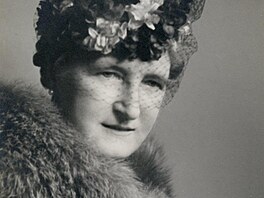 : Klobouky Hany Beneové. Na fotografii z roku 1940 má tzv. francouzskou toku...