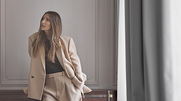 Na pražské módní scéně se najde málokdo, kdo by neměl kabát od Ivany Mentlové. Módní návrhářka je ale též influencerkou a její modely nosí spousta vlivných žen světového Instagramu.