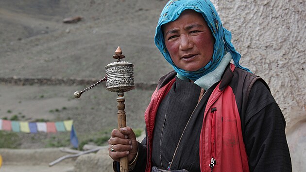 Modlitebními mlýnky se svatýmitexty v tibetském písmu se otáčí výhradně ve směru hodinových ručiček a přitom se tiše prozpěvují mantry.