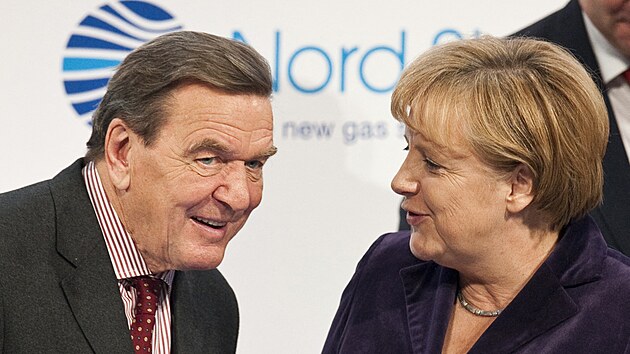 Gerhard Schröder a Angela Merkelová při spuštění Nord Streamu v roce 2011.