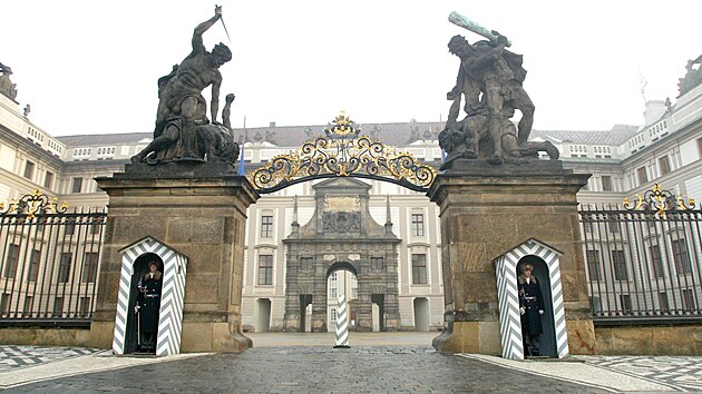 Brána Titán a za ní Matyáova brána na I. nádvoí  hlavní vstup na Praský...
