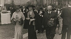 Hana Beneová a Alice Masaryková v roce 1936 na garden party eskoslovenského...